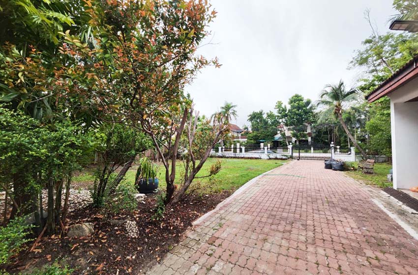 House with Shared Pool in Srinakarin 